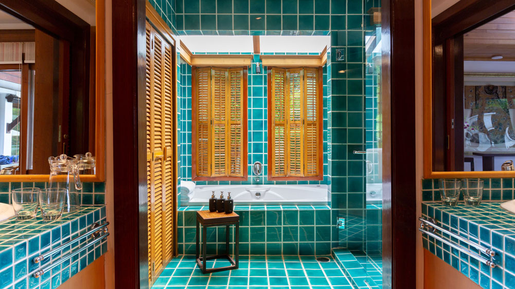 Infinity View - Opulent master bedroom bathroom